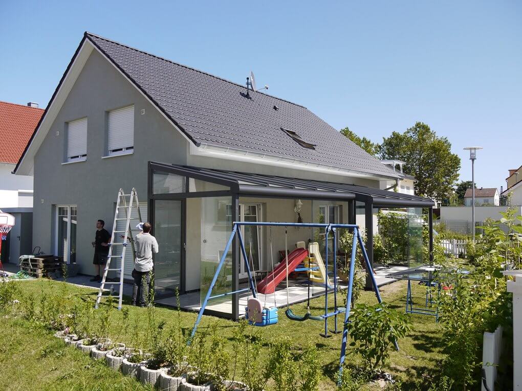 Montagebeginn mit der Überdachung