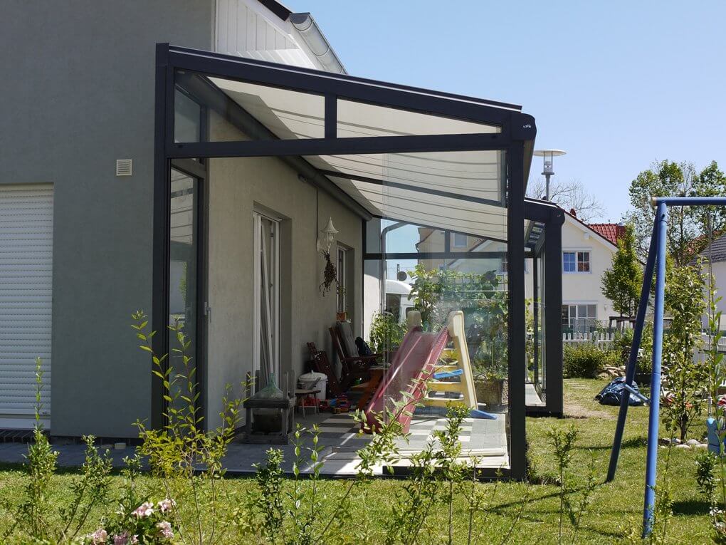 Montage der Dachbeschattung