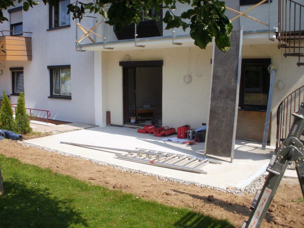 Montagebeginn mit der Überdachung