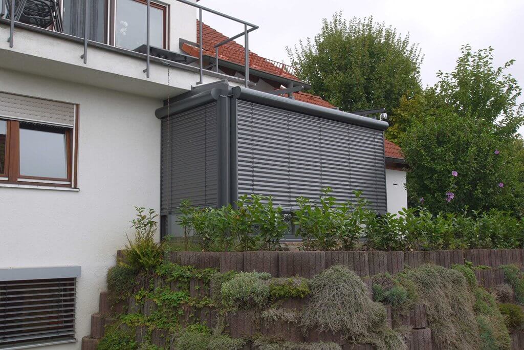 Kaltwintergarten mit geschlossenen Jalousien