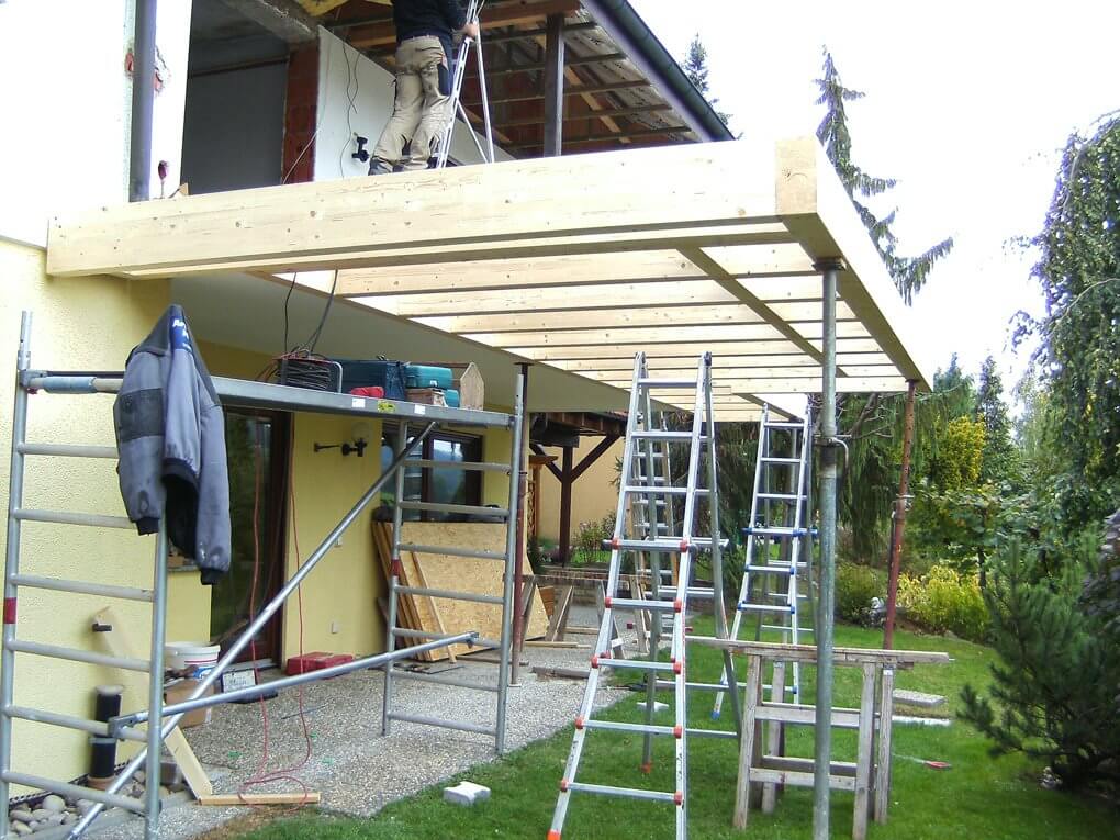 Montage der Holzbalkenlage