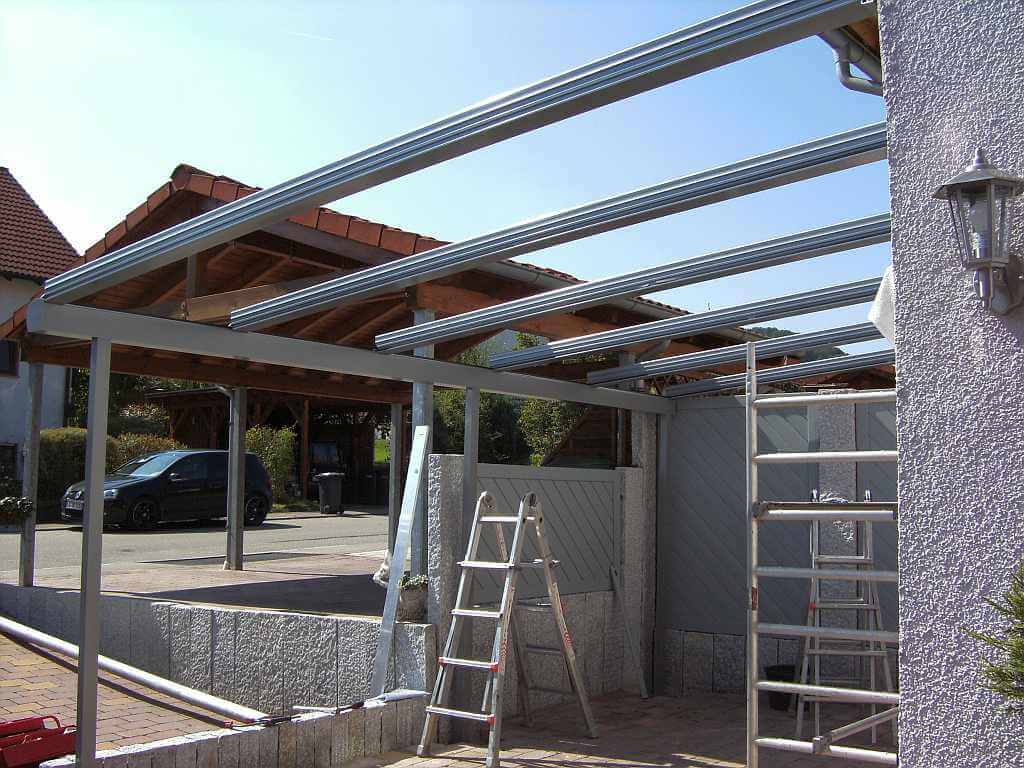 Montage am Terrassendach