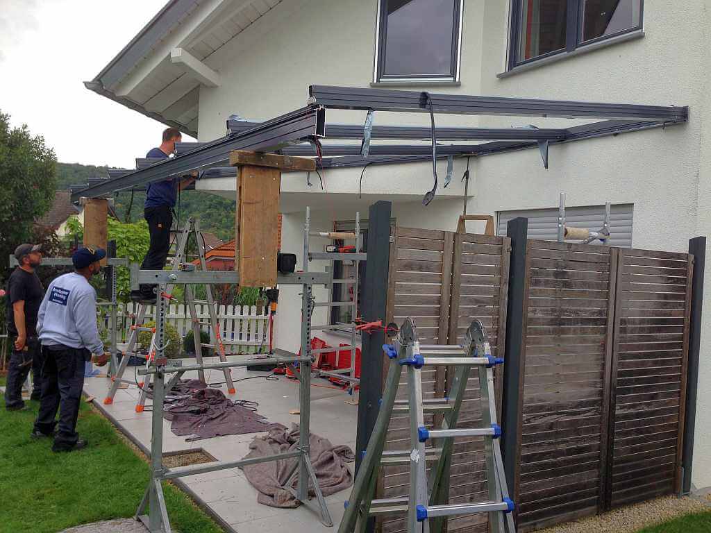 Montage der Terrassenüberdachung
