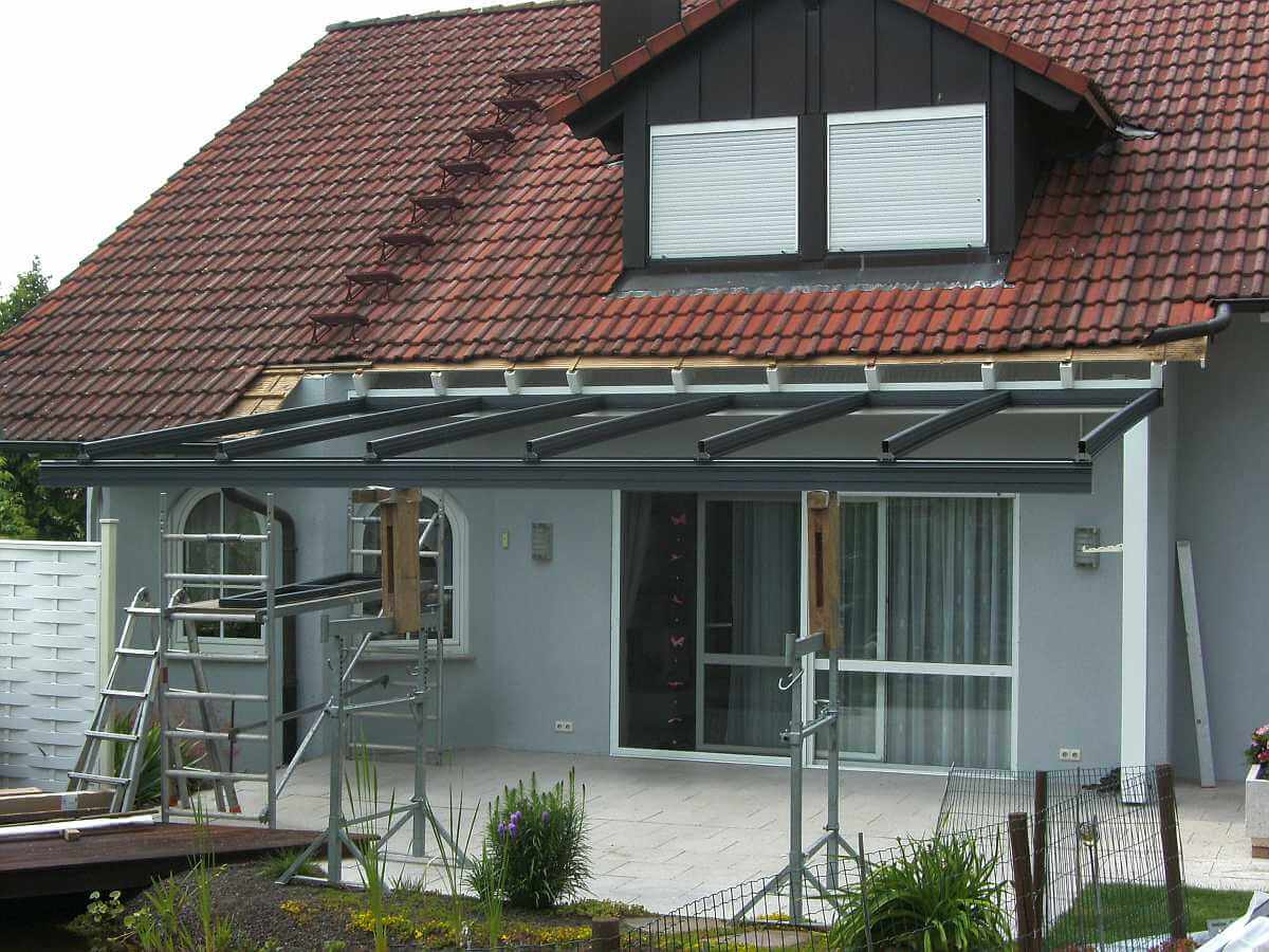 Montage der Terrassenüberdachung