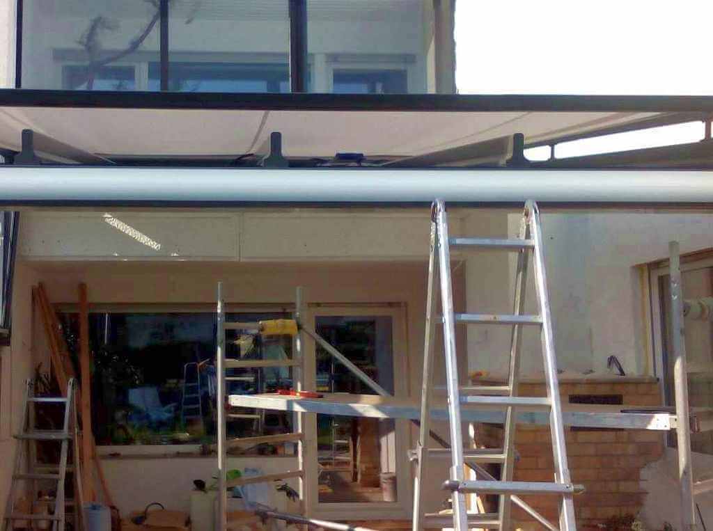 Montage der Dachmarkise