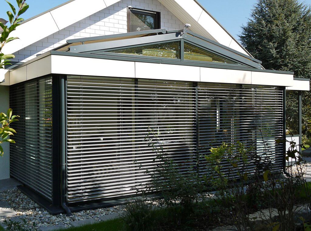 Flachdachwintergarten mit Jalousien