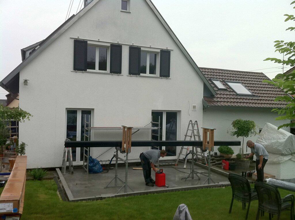 Montagebeginn mit der Überdachung Montagebeginn mit der Überdachung