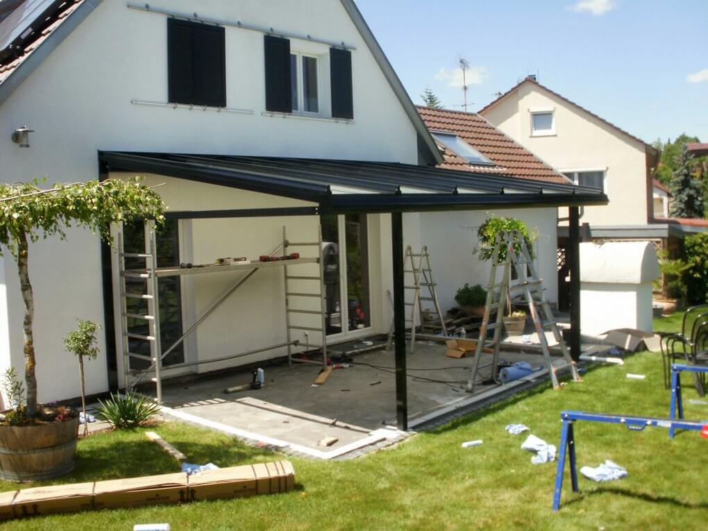 Montage der Terrassenüberdachung Montage der Terrassenüberdachung