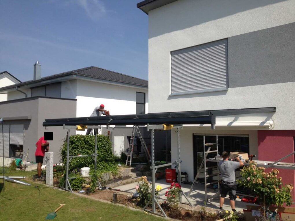 Montagebeginn mit der Überdachung