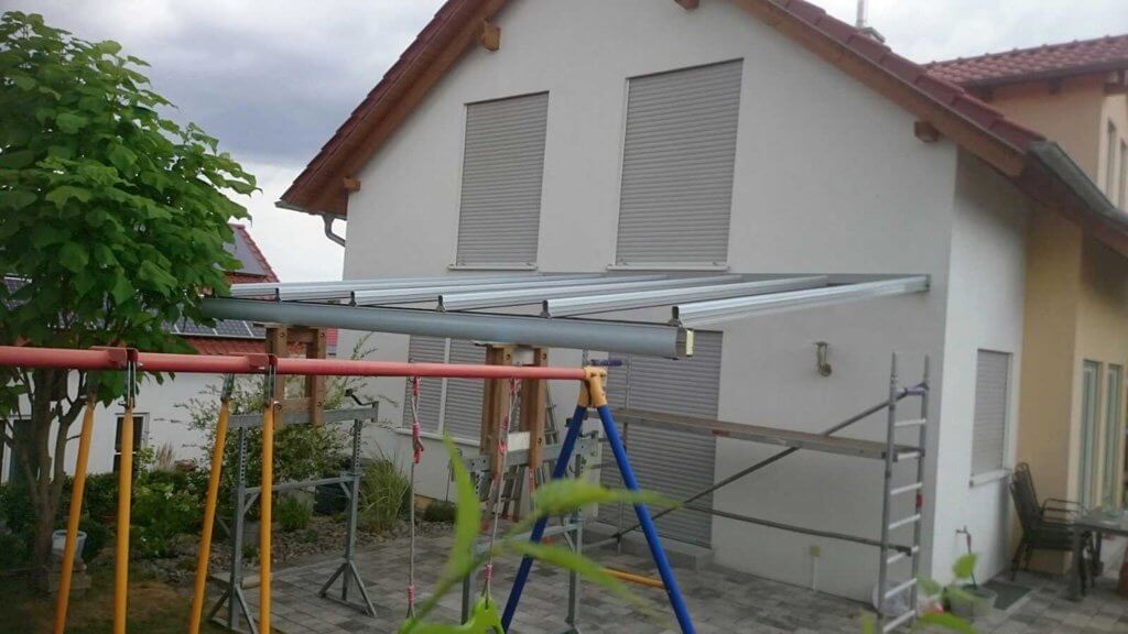 Montage der Terrassenüberdachung