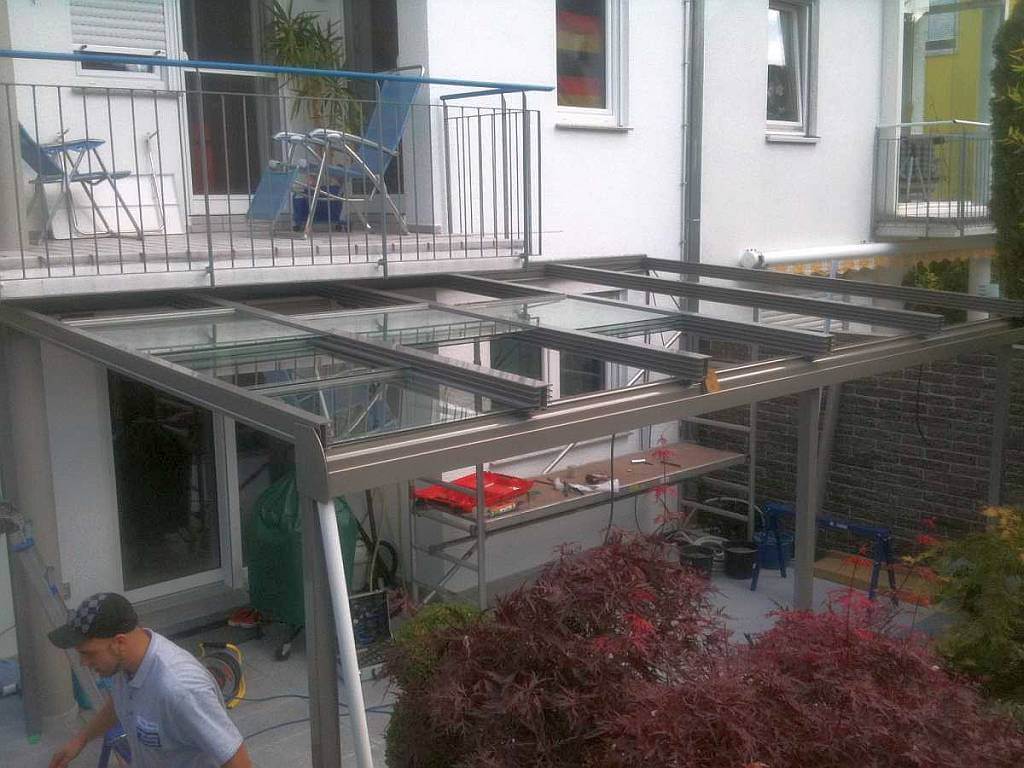 Montage am Terrassenschiebedach