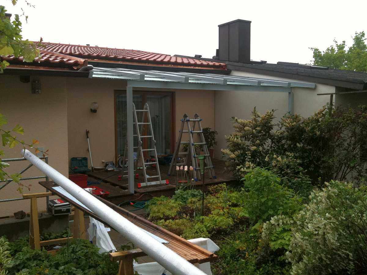 Beim Einglasen vom Terrassenschiebedach