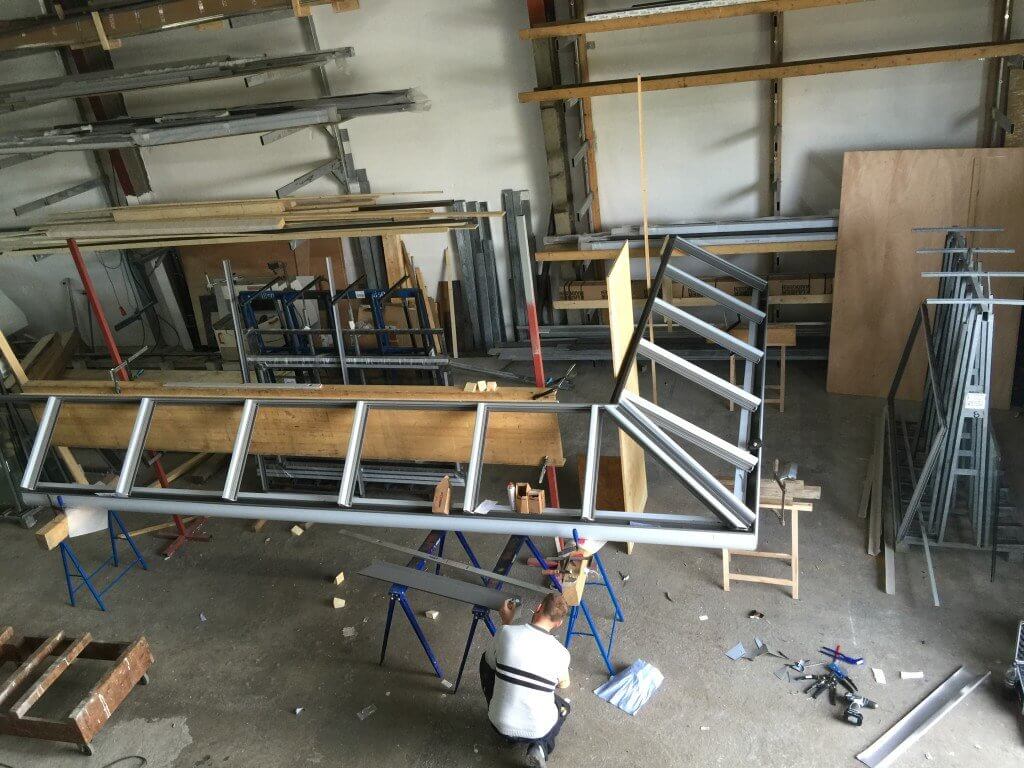 Vormontage am Wintergarten in der Werkstatt