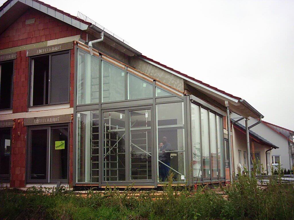 Beim Einglasen der Holz-Aluminium Konstruktion