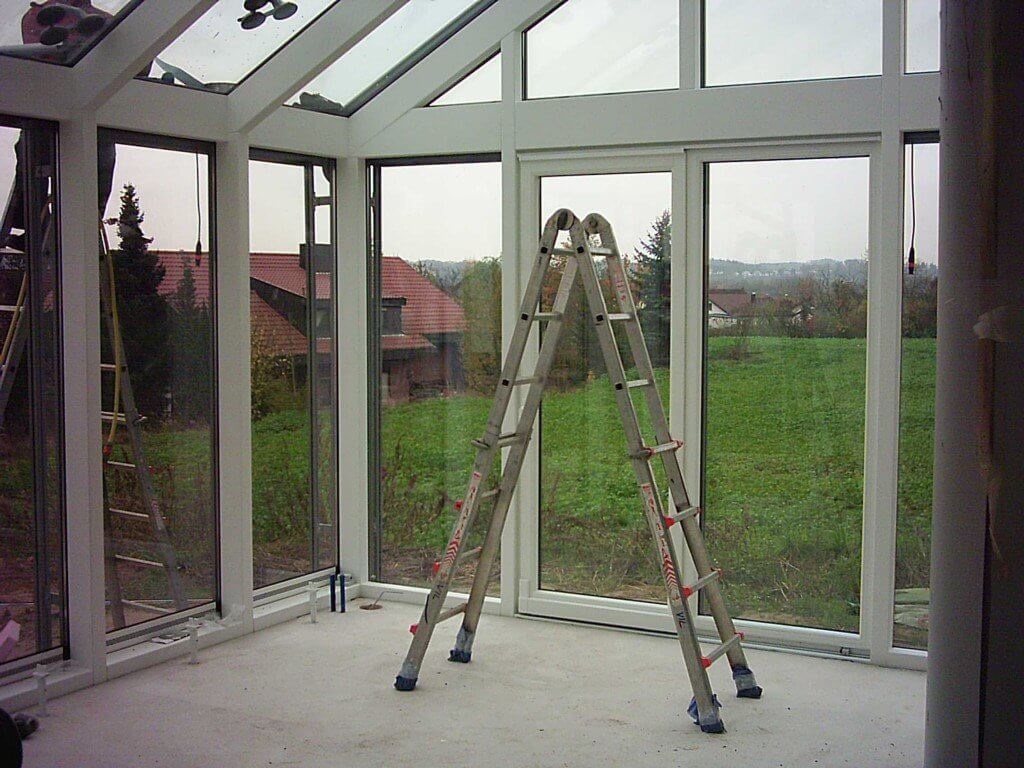 Beim Einglasen der Holz-Aluminium Konstruktion