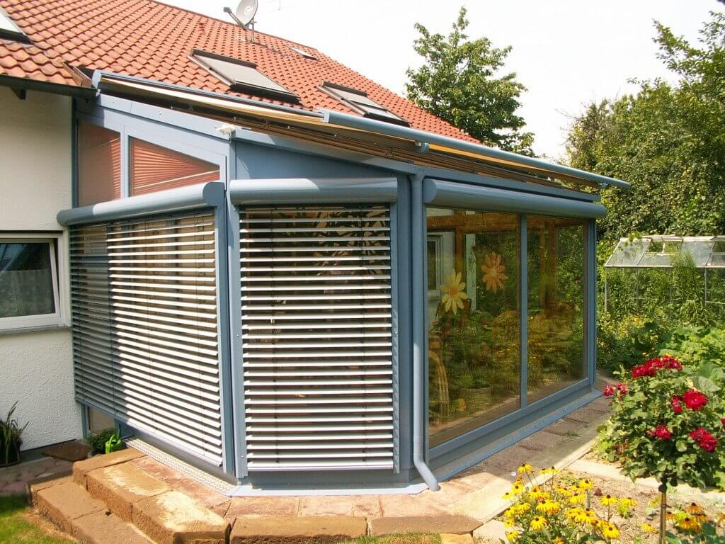 Wintergarten mit Jalousien und Dachmarkise