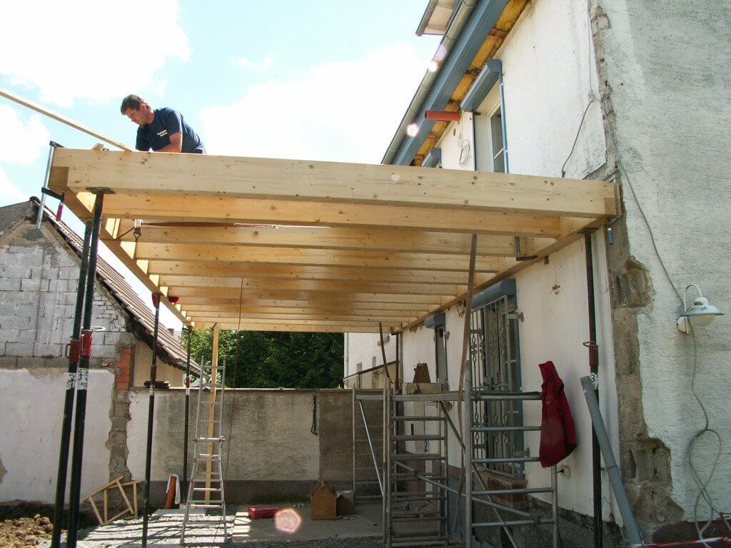 Montage der Holzbalkenlage