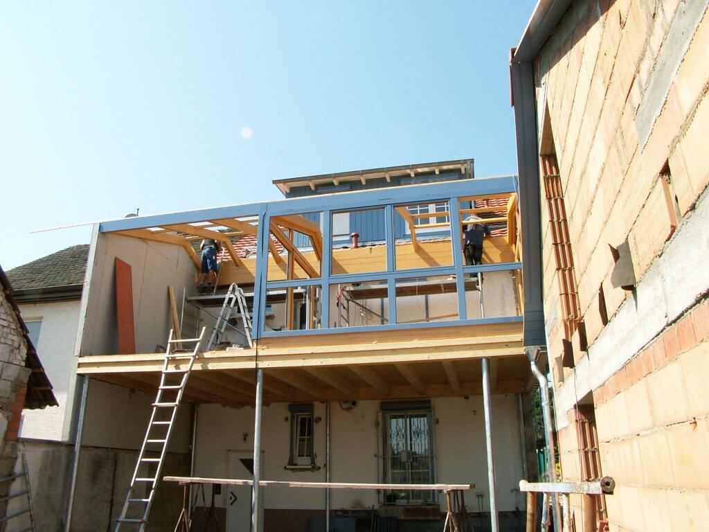 Montage der Holz-Alu Konstruktion