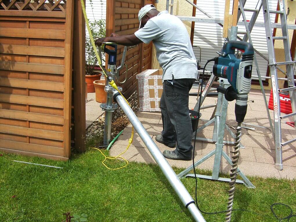 Oliver dreht ein Fundament ein