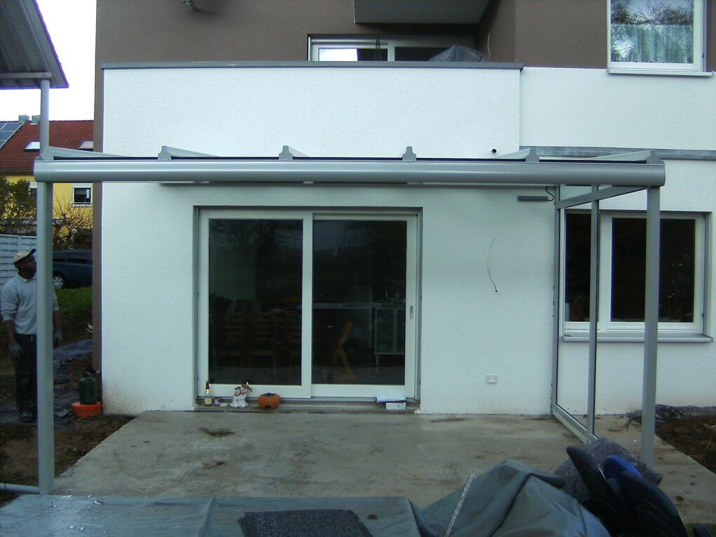 Montagebeginn mit der Überdachung