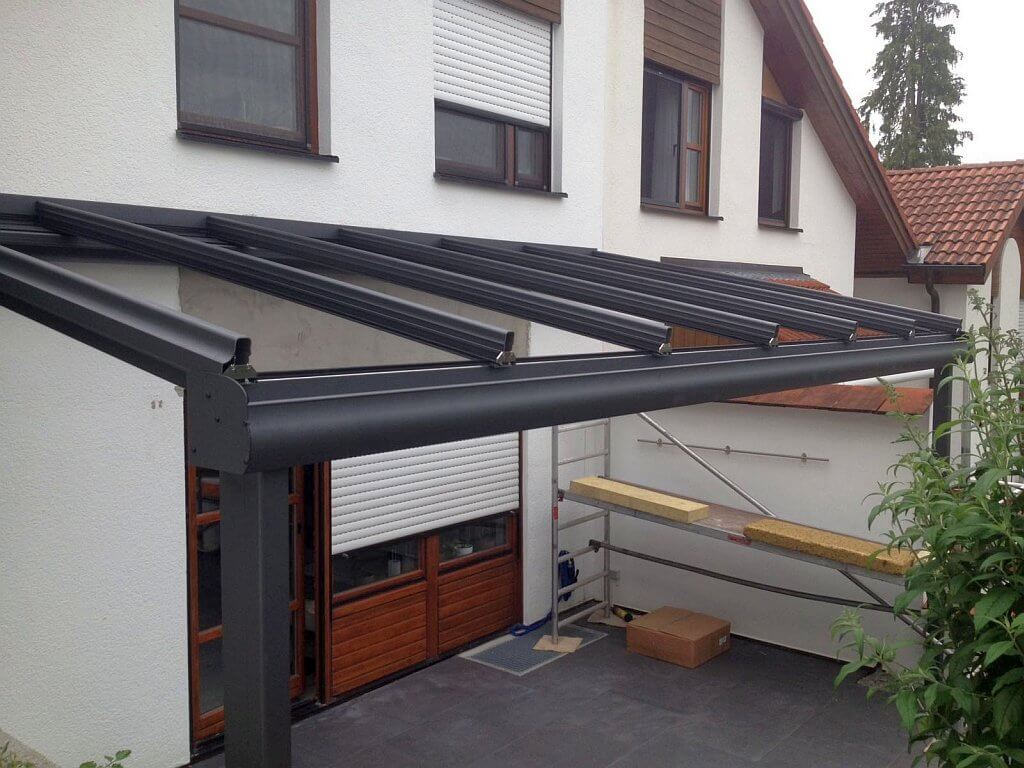 Beim Glaslegen am Terrassendach