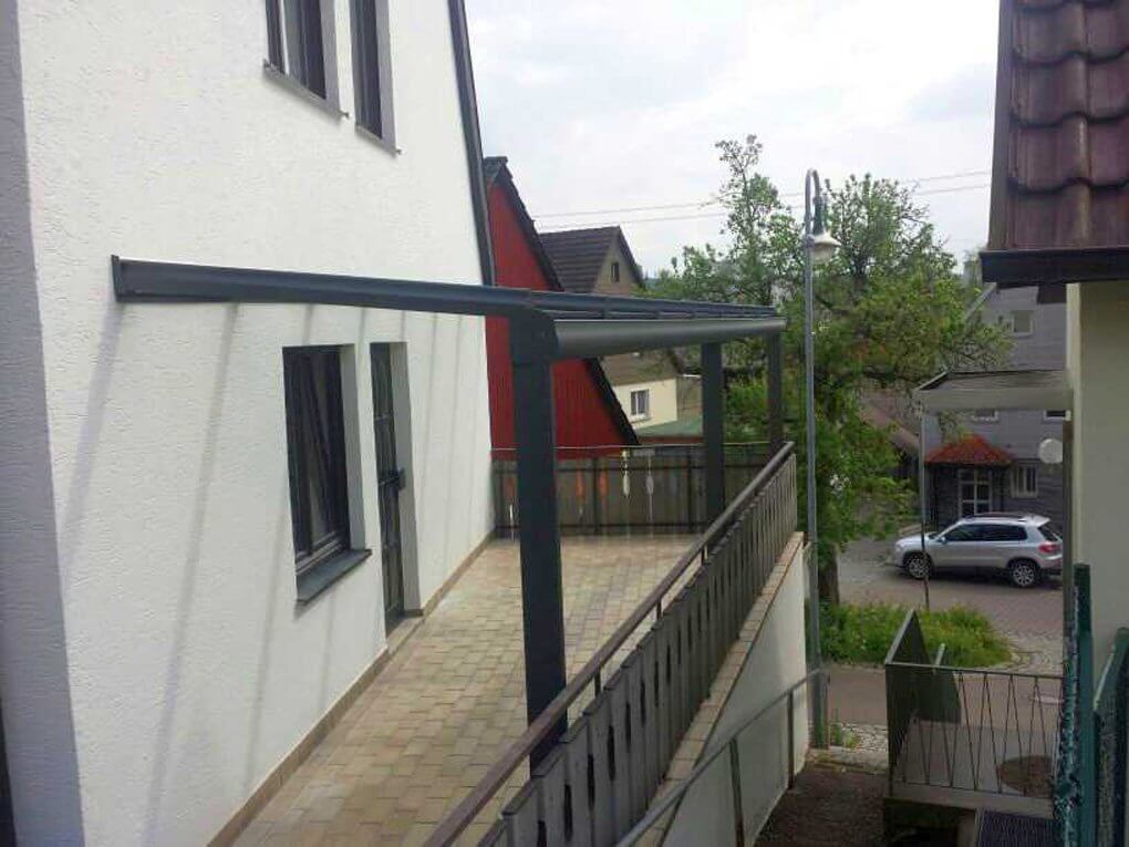 Terrassendach mit fallendem First