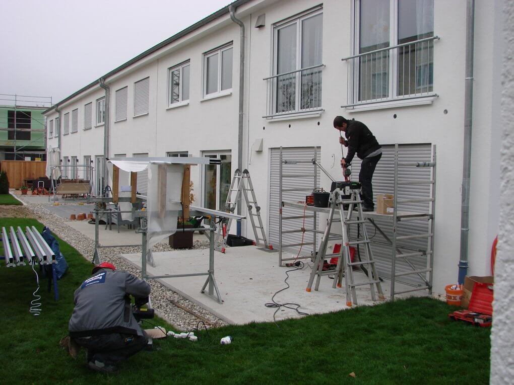 Montagebeginn mit der Überdachung Montagebeginn mit der Überdachung