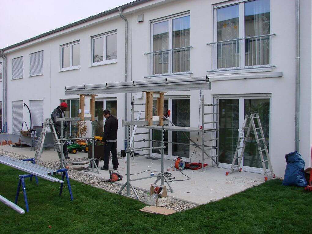 Montage der Terrassenüberdachung Montage der Terrassenüberdachung