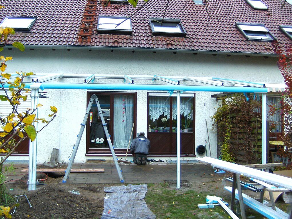 Montagebeginn mit der Überdachung