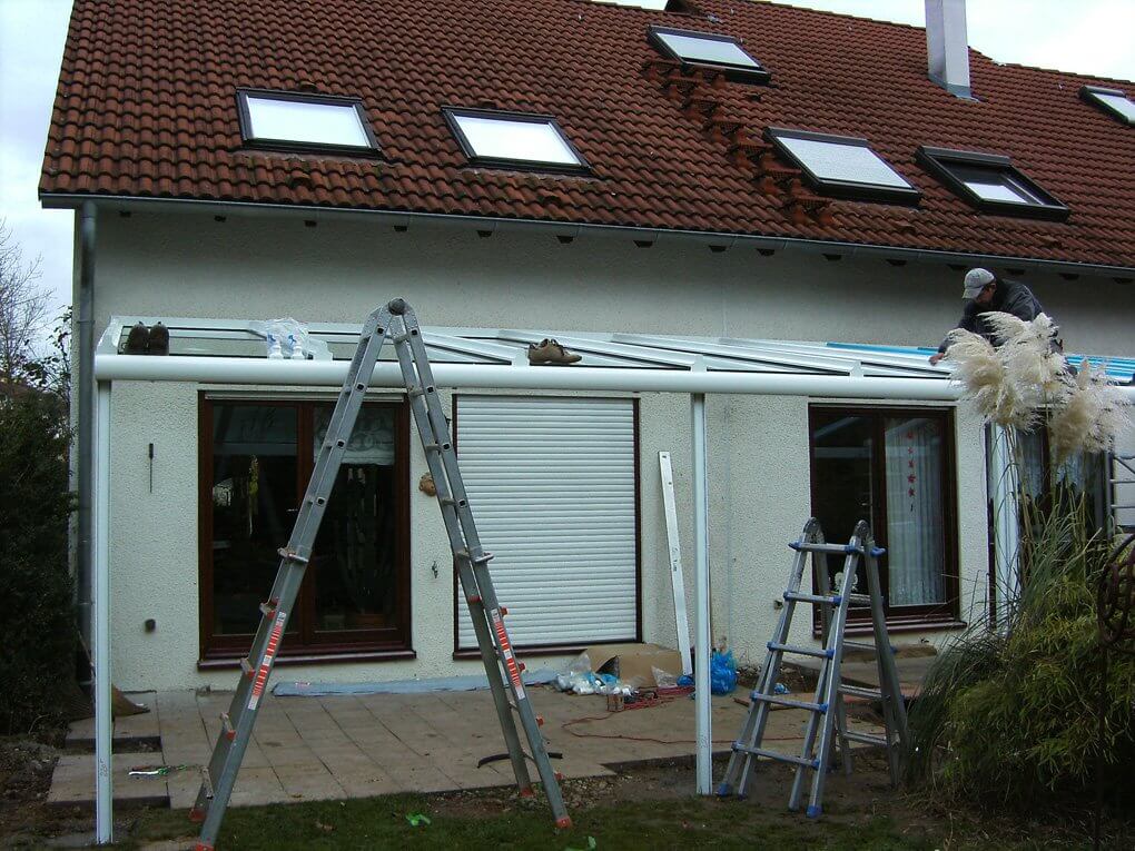 Montage der Terrassenüberdachung