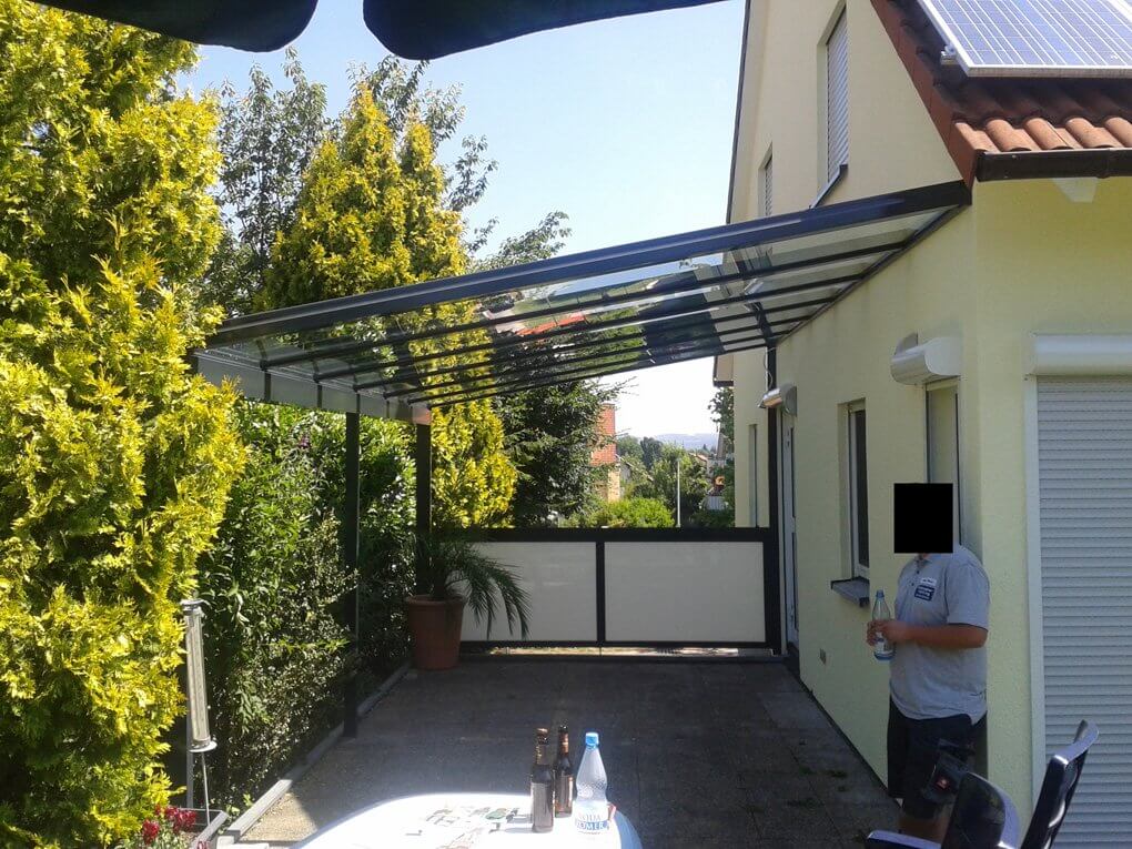 Montage der Terrassenüberdachung