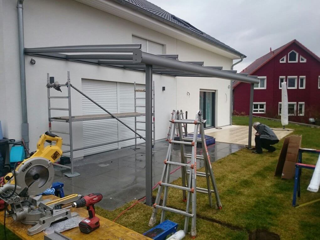 Montage der Terrassenüberdachung