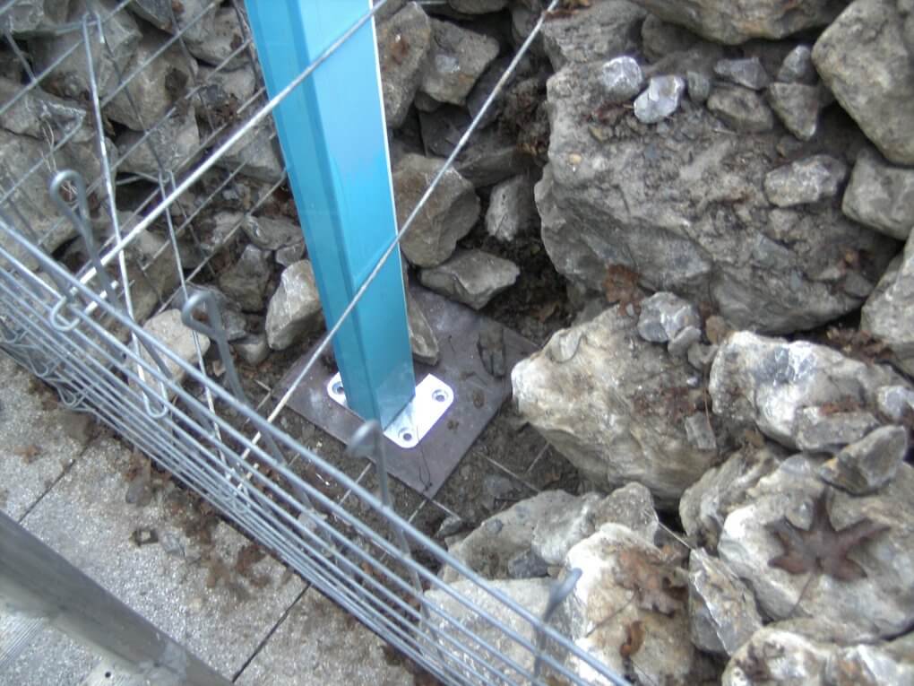 Stütze in den Steingabionen
