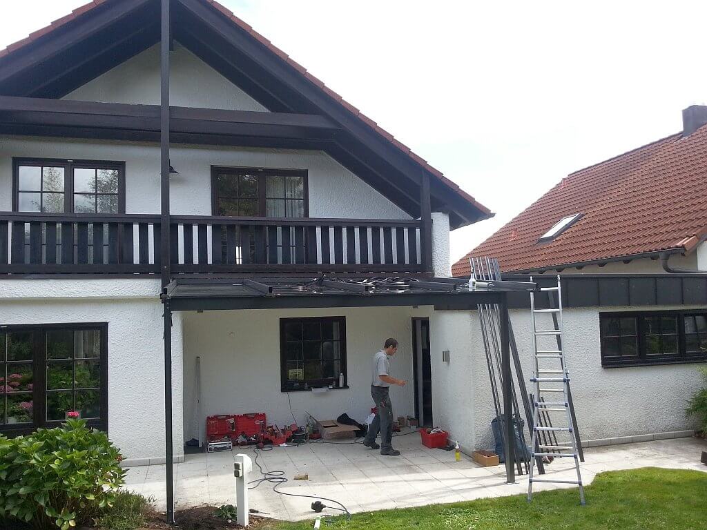 Montage am Terrassendach