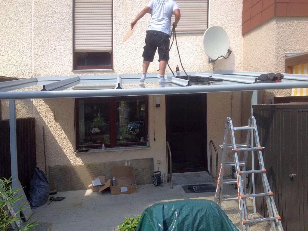 Montage am Terrassendach