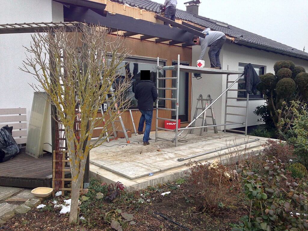 Demontage des Dachüberstandes und Entsorgung