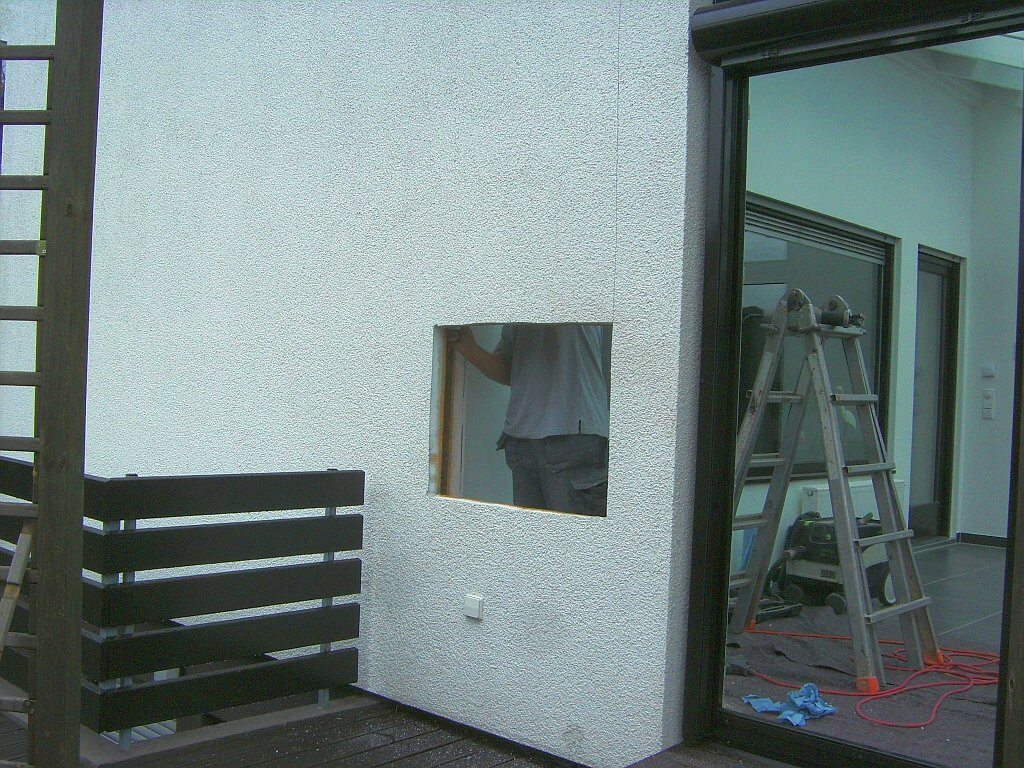 Seitenfenster wird im Setenteil der Mauer eingebaut