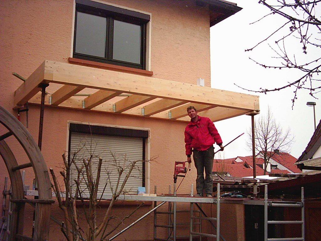 Montage der Balkenlage als Boden für den Wintergarten