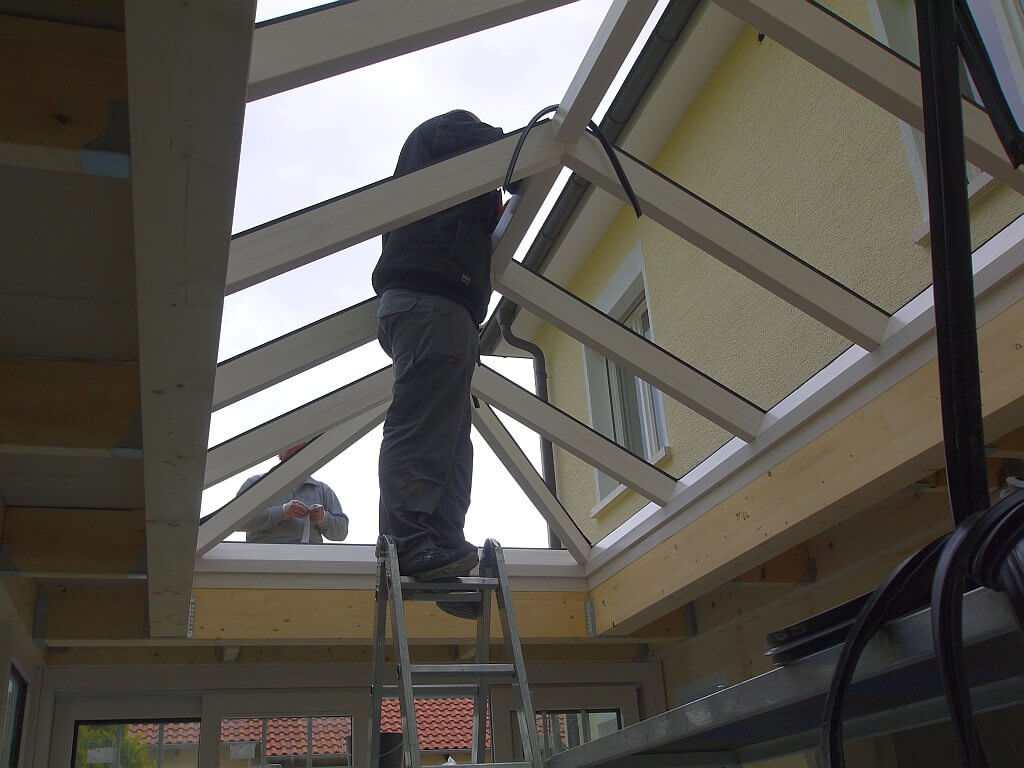 Montage der Holz-Aluminium Konstruktion