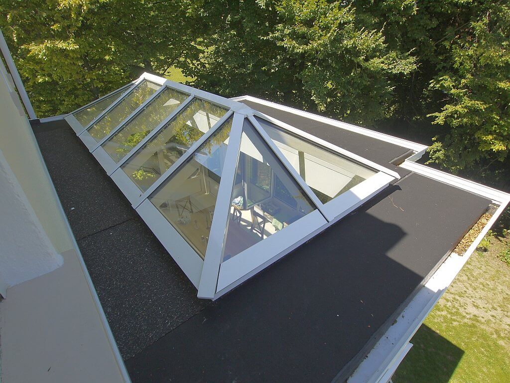 Glaseinsatz auf dem Flachdach