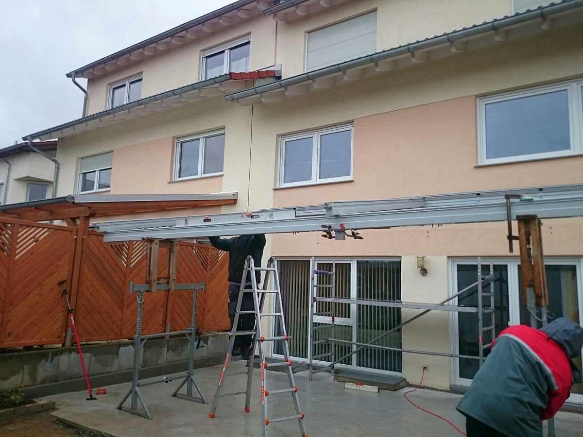 Montage der Terrassenüberdachung