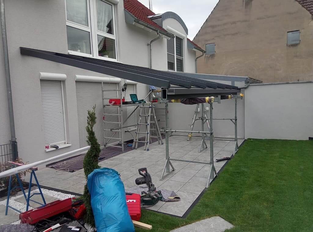 Montage der Terrassenüberdachung