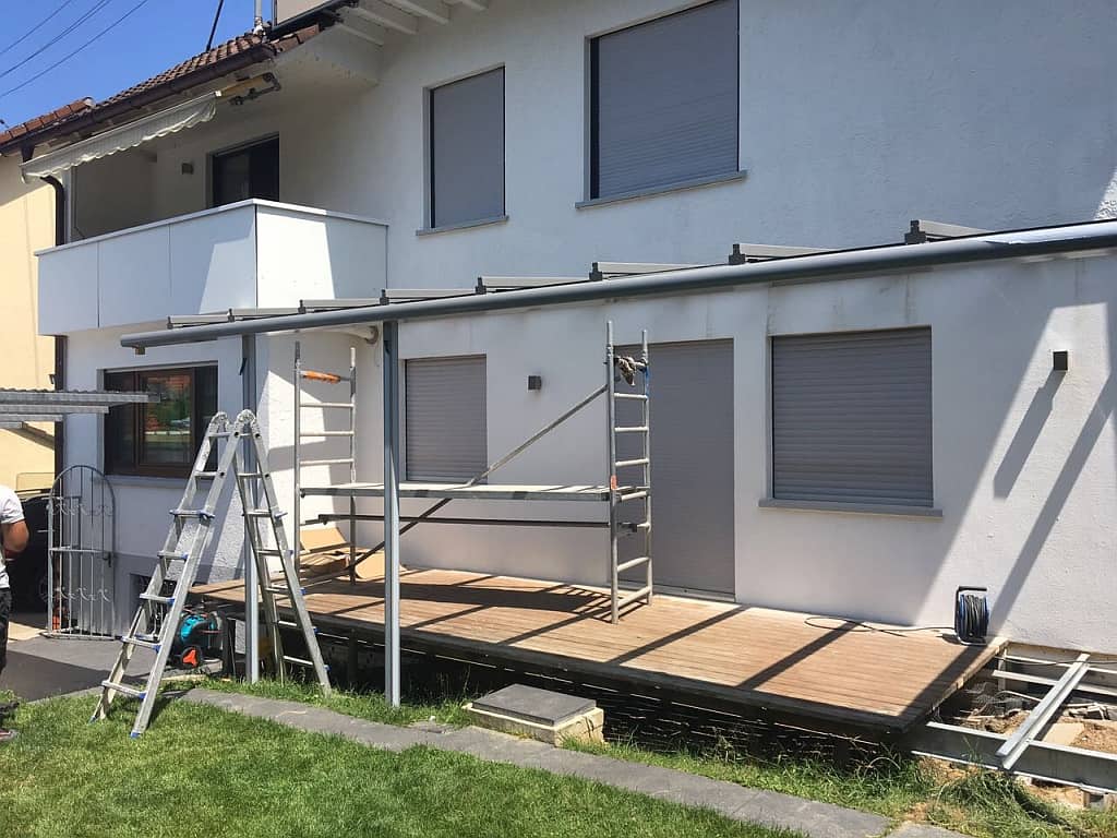Montage der Terrassenüberdachung