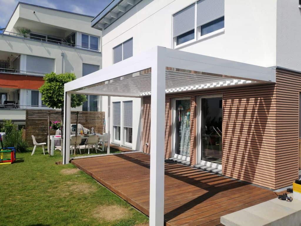 Bei der Abnahme der Lamellendachkonstruktion