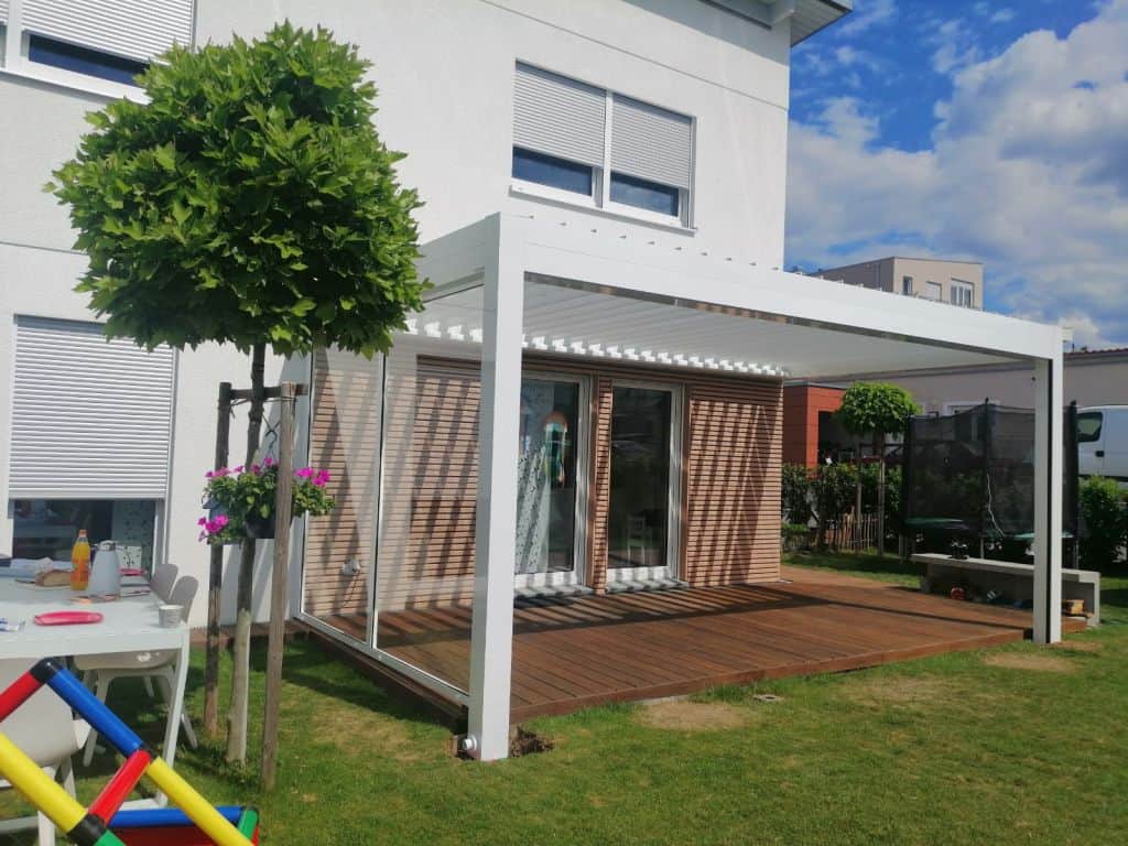 Lamellendach in Weiß