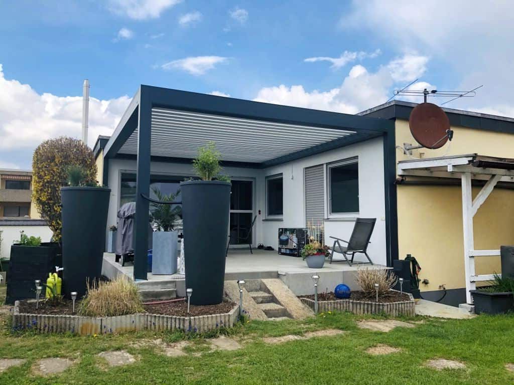 Modernes Lamellendach Mosbach für Terrassenüberdachung
