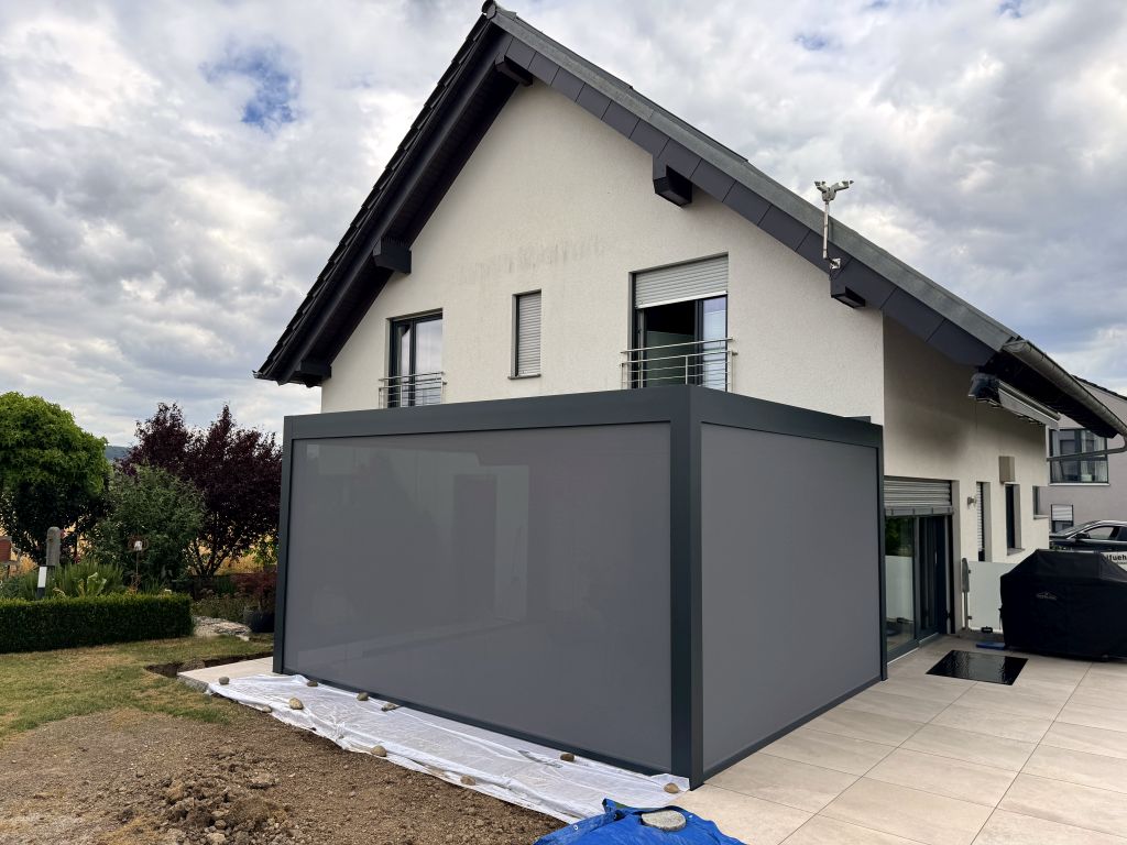 Lamellendach Zaberfeld mit ZIP Senkrechtmarkise